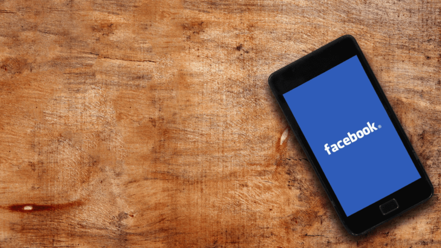 Facebook-Logo auf Smartphone-Bildschirm