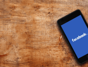 Facebook-Logo auf Smartphone-Bildschirm