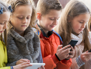 Kinder mit Smartphones