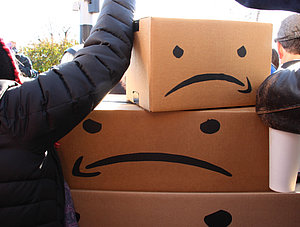 Traurige Amazon Pakete bei Protesten