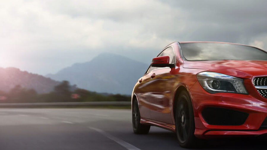 roter Mercedes auf Autobahn