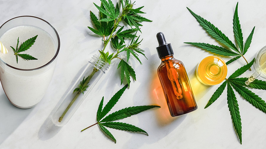 Verschiedene Produkte mit Cannabis