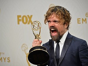 Peter Dinklage freut sich über einen Preis