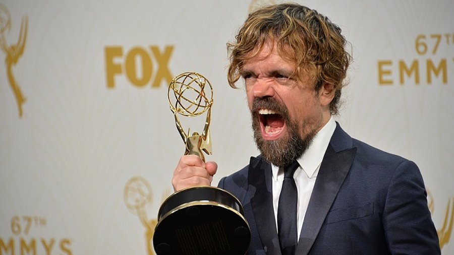 Peter Dinklage freut sich über einen Preis