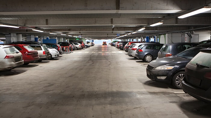 Parkhaus mit Autos