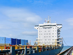 Schiff mit Container-Fracht