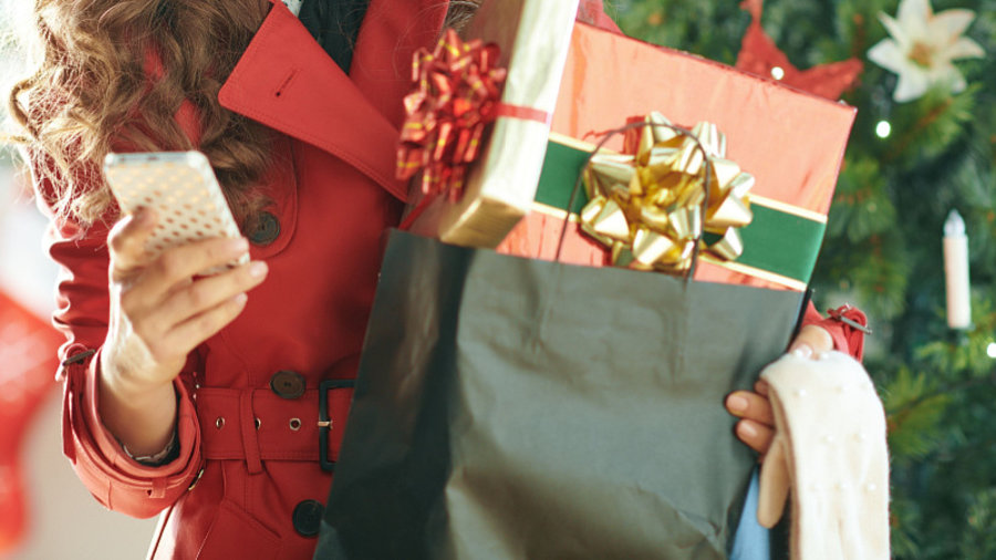 Frau mit Weihnachtseink&auml;ufen