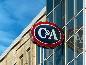 C&amp;A-Logo an Filiale