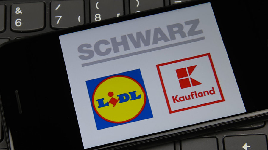 Kaufland und Lidl Logo auf Smartphone