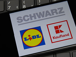 Smartphone zeigt Logos der Schwarz-Gruppe