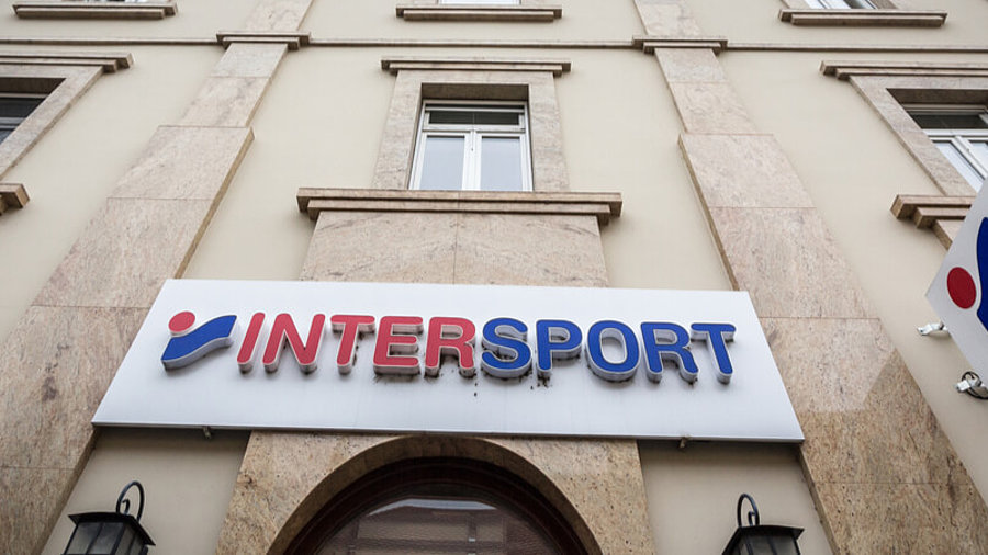 Logo von Intersport an einem Geb&auml;ude