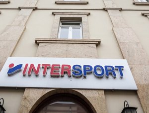 Logo von Intersport an einem Geb&auml;ude