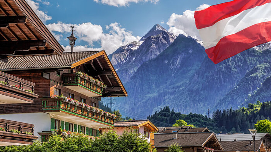 Österreichische Flagge vor Bergen 