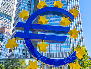 Euro-Zeichen vor der EZB in Frankfurt