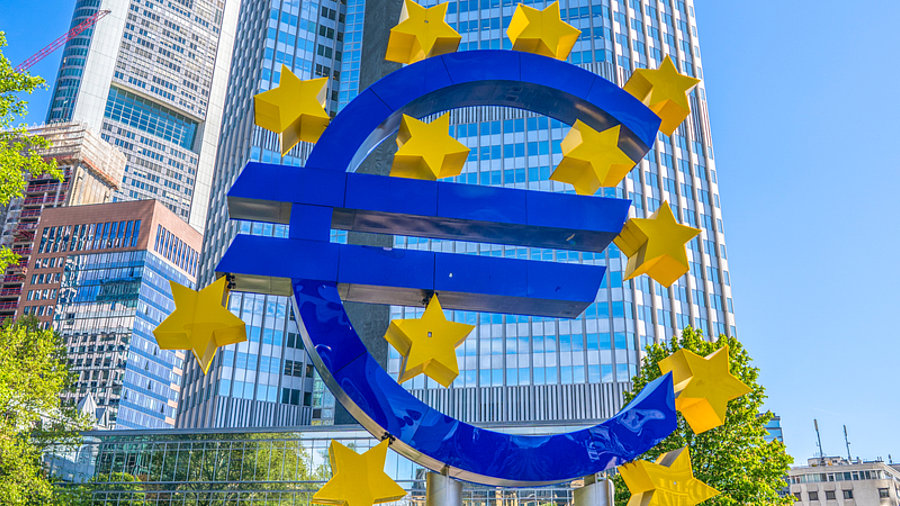 Euro-Zeichen vor der EZB in Frankfurt