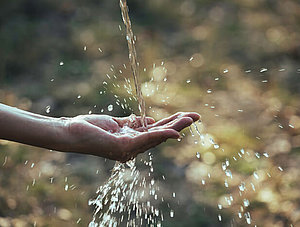 Wasserknappheit: Hand unter fließendem Wasser