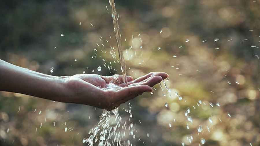 Wasserknappheit: Hand unter fließendem Wasser