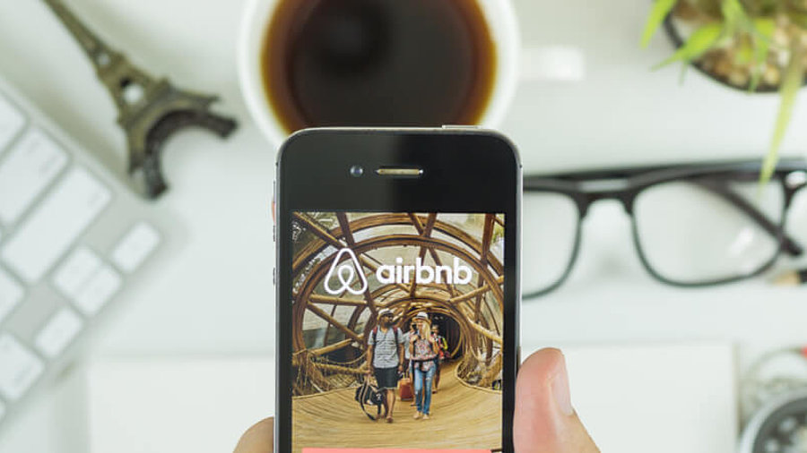 Airbnb-Logo auf einem Smartphone