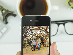 Airbnb-Logo auf einem Smartphone