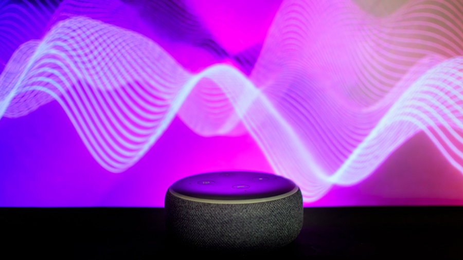 Amazon Echo-Dot vor lila Hintergrund