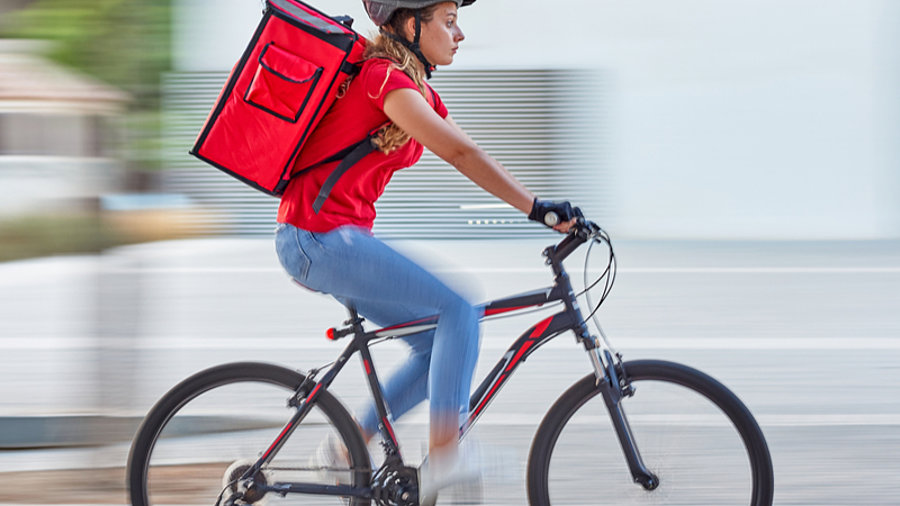 Lieferdienst: Fahrradkurierin in der Stadt