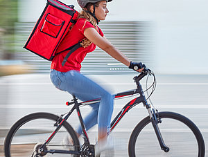 Lieferdienst: Fahrradkurierin in der Stadt