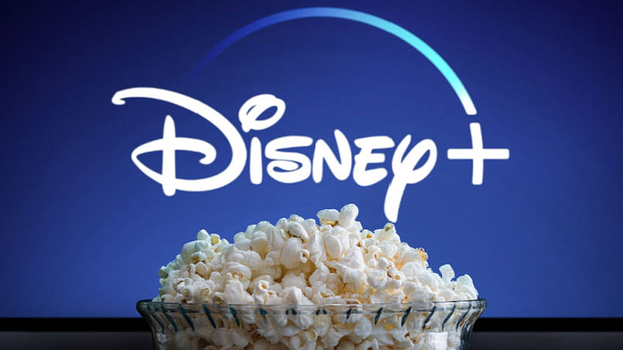 Disney+ auf Fernseher mit Popcorn