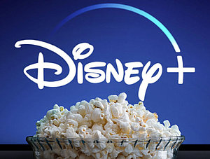 Disney+ auf Fernseher mit Popcorn