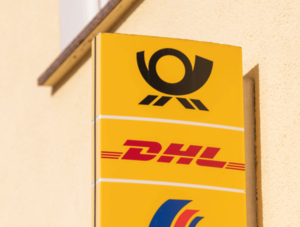 Schild einer Filiale der Deutschen Post/DHL