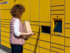 DHL-Kundin vor Packstation (Symbolfoto)