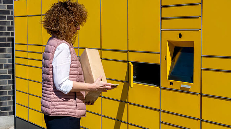 DHL-Kundin vor Packstation (Symbolfoto)