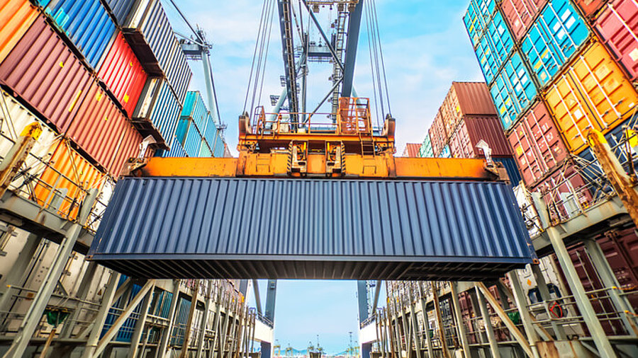 Containerladung in einem Frachtschiff