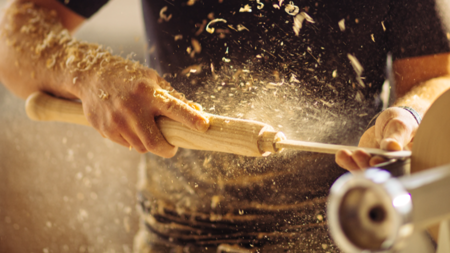 Handwerker an einer Drehbank