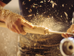 Handwerker an einer Drehbank