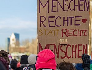 Schild auf Demonstration "Menschenrechte statt rechte Menschen"