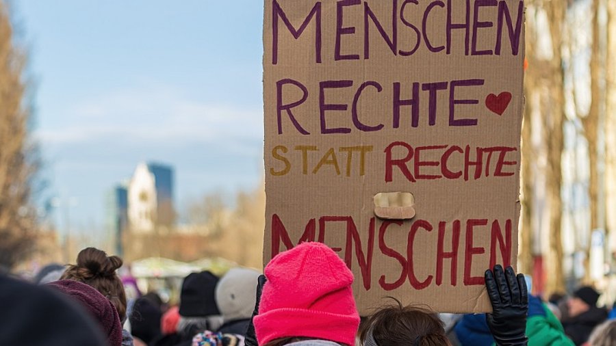 Schild auf Demonstration "Menschenrechte statt rechte Menschen"