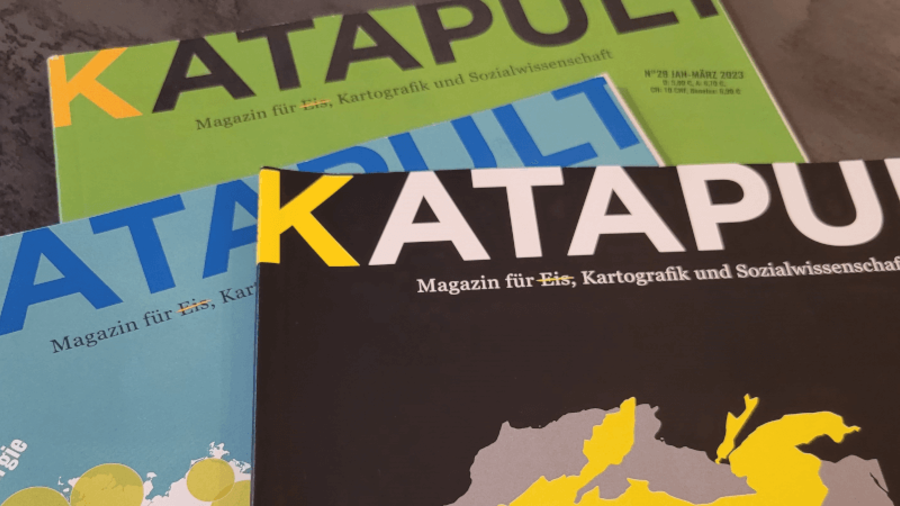 Katapult Magazine auf einem Stapel