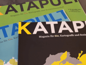 Katapult Magazine auf einem Stapel