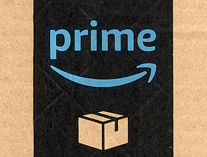 Amazon Prime Logo auf einem Paket