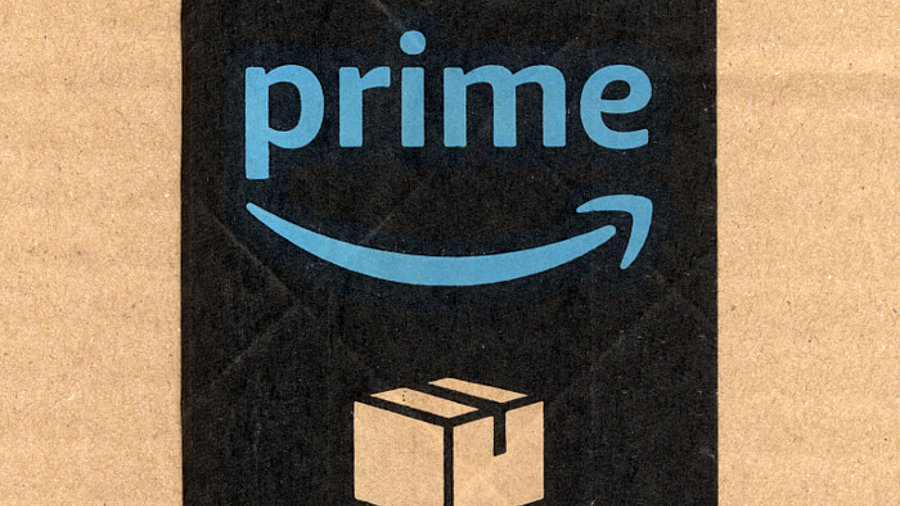 Amazon Prime Logo auf einem Paket