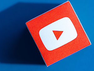 YouTube Logo auf blauem Grund