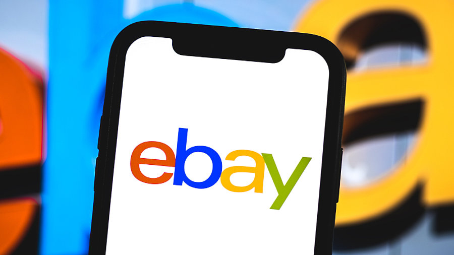 Ebay auf Smartphone vor Ebay-Schriftzug