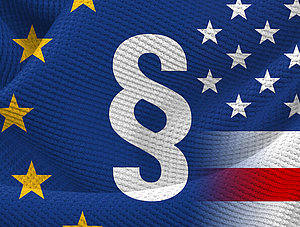 Paragraphenzeichen auf EU- und USA-Flagge