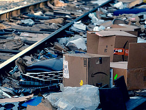 Berge von geplünderten Amazon-Paketen an Gleisen in der Nähe von Los Angeles