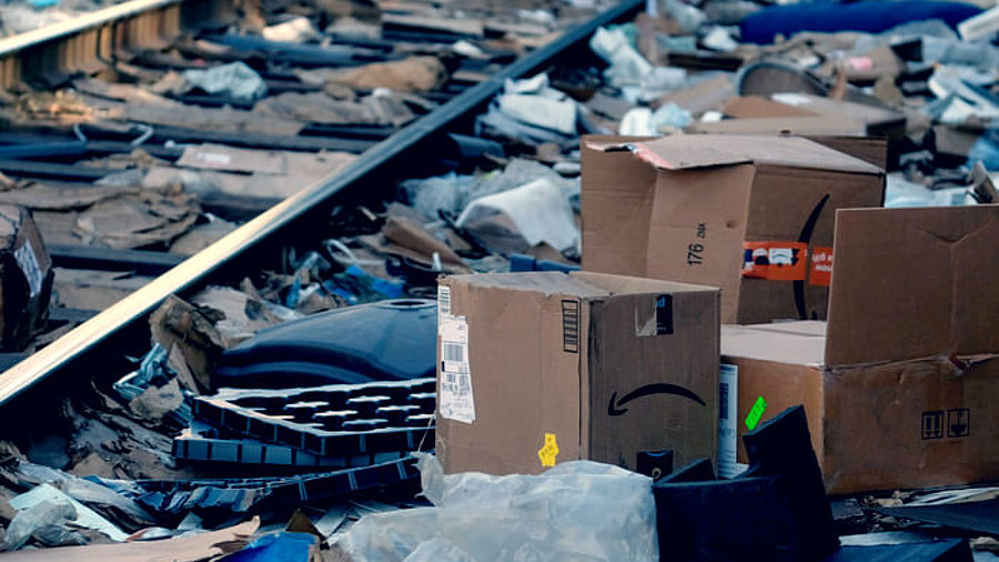 Berge von geplünderten Amazon-Paketen an Gleisen in der Nähe von Los Angeles