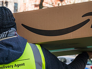 Amazon-Paket wird ausgeliefert