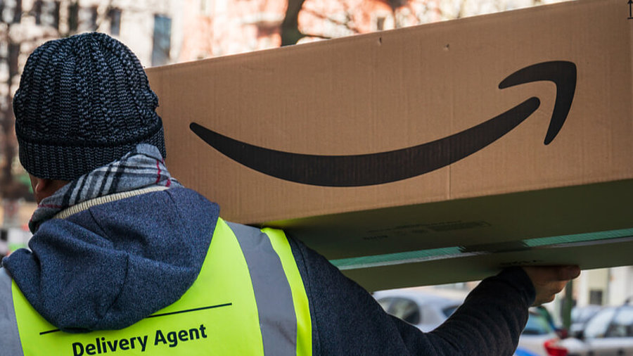 Amazon-Paket wird ausgeliefert