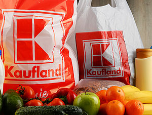 Kaufland &uuml;bernimmt Real-Filialen &amp; Online-Marktplatz: zwei Kaufland-Einkaufst&uuml;ten mit Waren davor