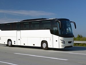 Fernbus auf der Autobahn