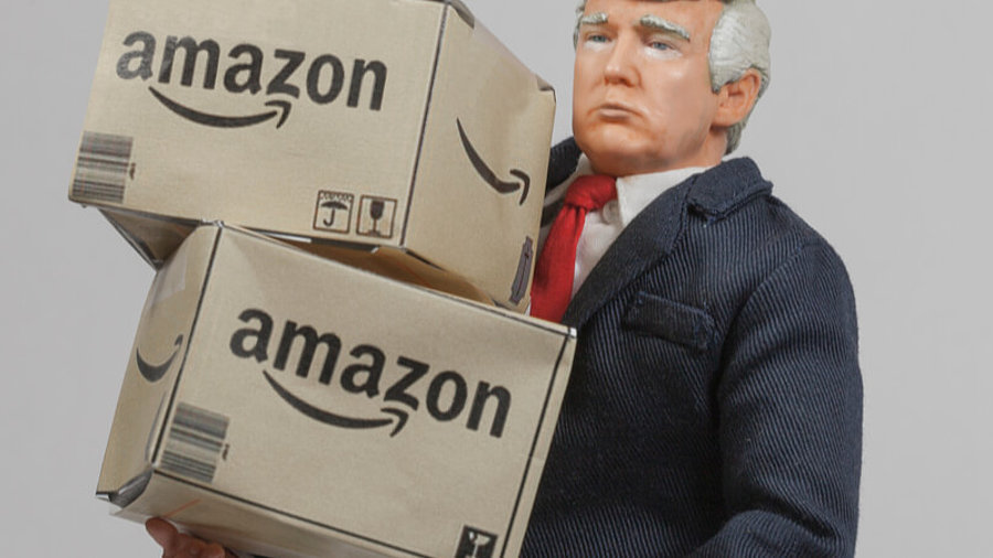 Figur von Trump tr&auml;gt Amazon-Pakete